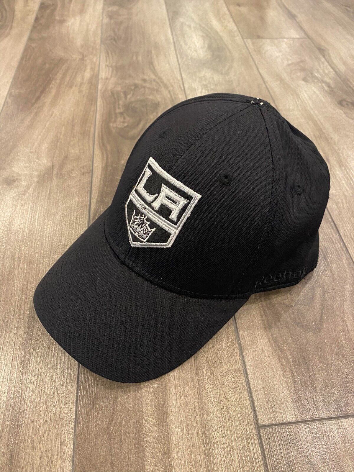 Los Angeles Kings Hat Cap Fitted Mens Small/Medium Black Stretch Fit Reebok NHL